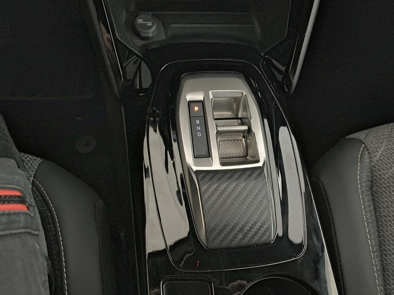 Peugeot 2008 hybrid 145 ch e-dcs6 allure — photo 17