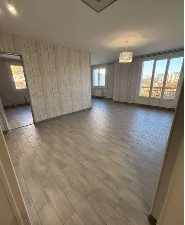 Appartement T2 de 64 m² rénové avec balcon, loggia, garage et parking