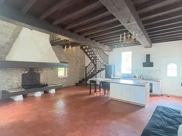 Loft entièrement rénové dans ancienne maison en pierre - Givry