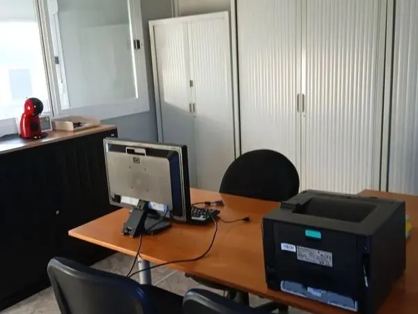 Bureaux 55m2 meublés divisibles et grand parking 800m2 à louer