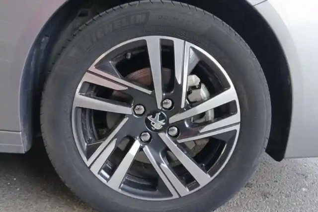 Peugeot 208 puretech 100 s&amp;s bvm6 — photo 15