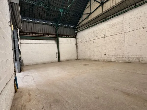 à louer - entrepôt 150 m² - grande hauteur 9 m - roubaix (59100)