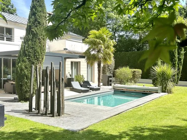 Villa d'architecte avec piscine et volumes exceptionnels