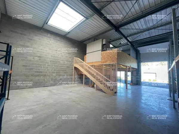 Local d'activité 191 m²