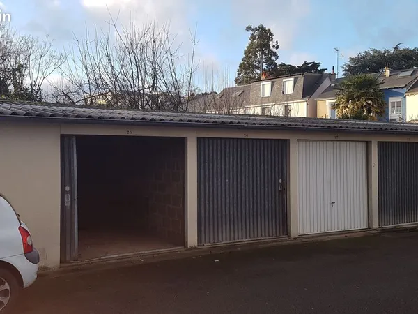 Garage à vendre, fermé et couvert, résidence Valmy, rue Renée Auduc, Le Mans