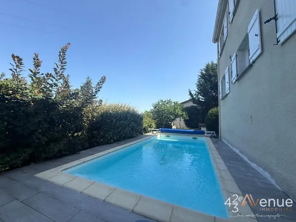 Maison familiale de 147m2 sur 2 niveaux avec terrasse et piscine