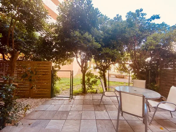 CANET-EN-ROUSSILLON T2 RÉNOVÉ EN REZ-DE-JARDIN AVEC VUE PORT, TERRASSE ET JARDIN PRIVATIF.