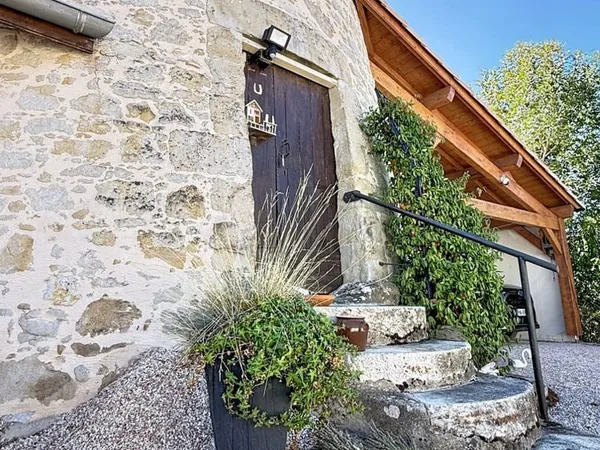 A VENDRE UN ANCIEN MOULIN, UNE VUE À 360° ET PRÈS DE 6 000 m² DE TERRAIN