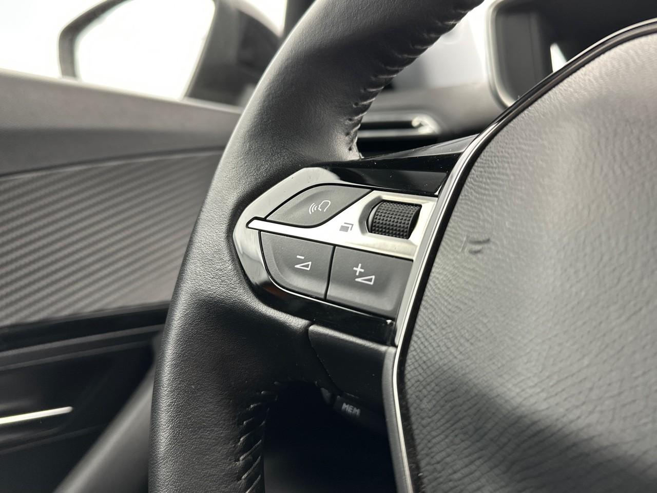 Peugeot 2008 puretech 130 s&s bvm6 allure pack — photo 17