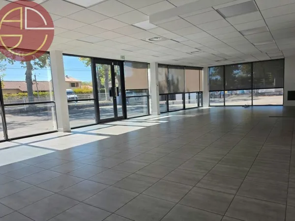 Local commercial 6 pièces 650 m²