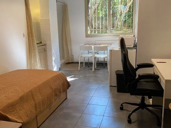 Studio meublé Prado 2