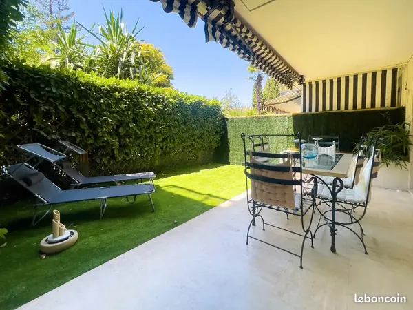 Luxueux deux pièces Parc Montrose, rénové, avec piscine, gardien, terrasse et jardin privatif dans u