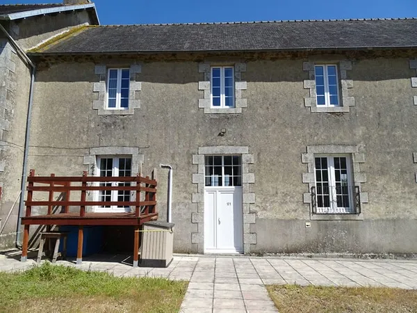 FINISTERE. Charmante maison en pierre de 5 chambres avec salles de bains privatives, située dans le 