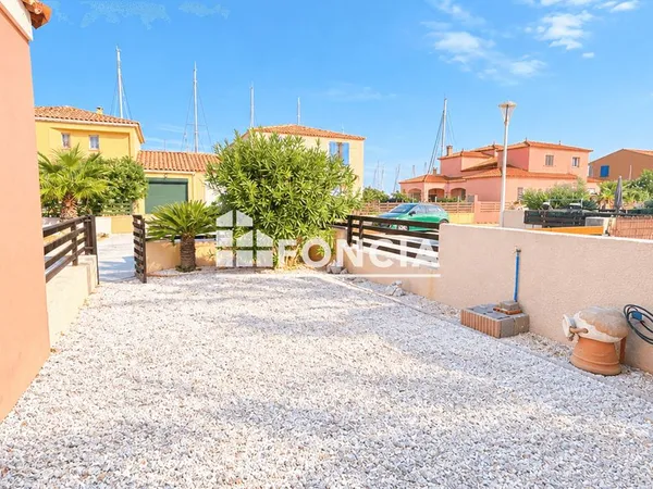 Villa climatisée avec garage dans quartier recherché