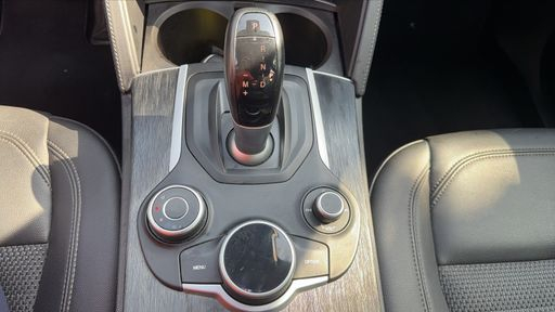 Alfa Romeo Stelvio 2.0 T4 MAir 200 Q4 AT 8 - Super – 2019 – 65070 km – Essence – Boîte Automatique — photo 18