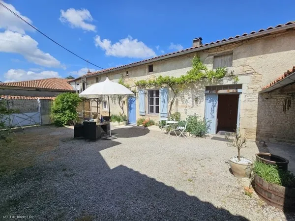 Bel ensemble immobilier comprenant deux maisons séparées, cour et jardin