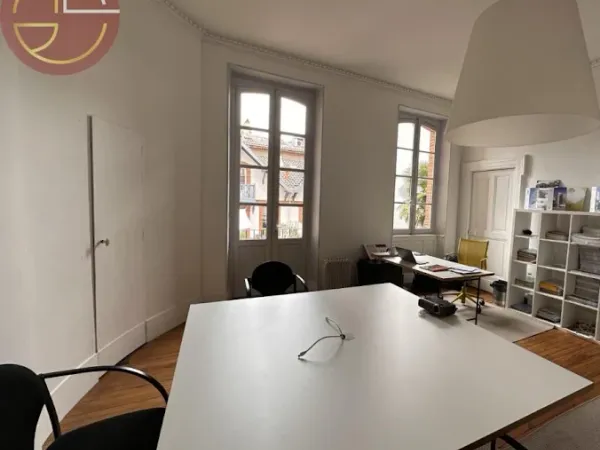 Bureau 12 pièces 240 m²