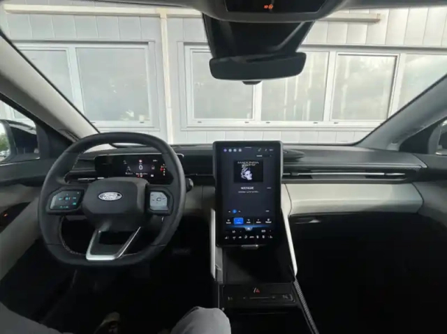 Ford Explorer 286ch extended range 79kwh pack premium rwd — photo 3