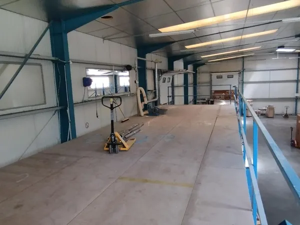 Atelier 240 m2, hauteur sous plafond 6.20 à 7 mètres