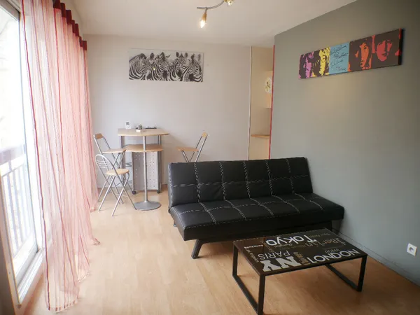 PAU PROCHE CENTRE VILLE T2 MEUBLE AVEC PARKING PRIVÉ