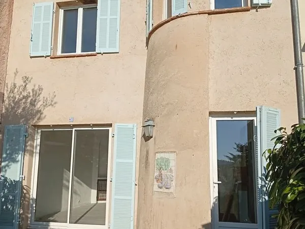 Loue petite maison mitoyenne sur fayence