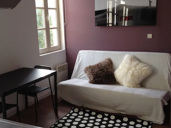 Loue Joli studio avec vue sur jardin dans un ancien Couvent au coeur d'Avignon - 1 chambre, 20m²