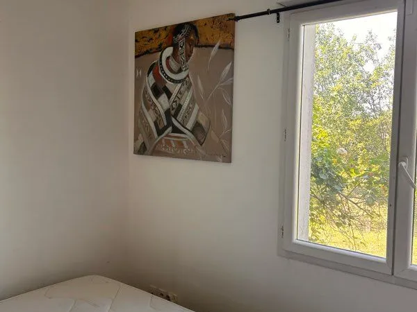 Chambre de 10 m2 à louer dans une grande maison avec jardin