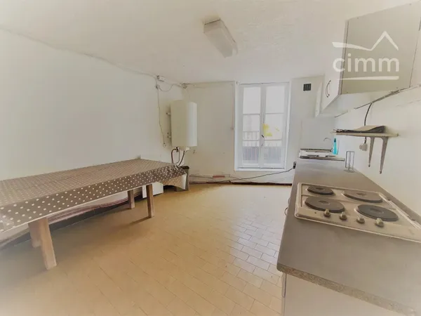 1 plateau d'habitation à rénover avec petit balcon – Centre-ville La Tour-du-Pin