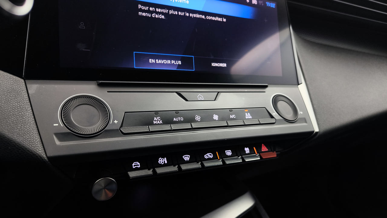 Peugeot 308 SW PHEV 180 e-EAT8 — photo 29