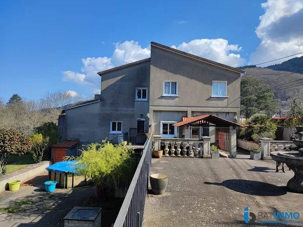 GRANDE MAISON SUR 1565 M² DE TERRAIN - ETAT IMPECCABLE