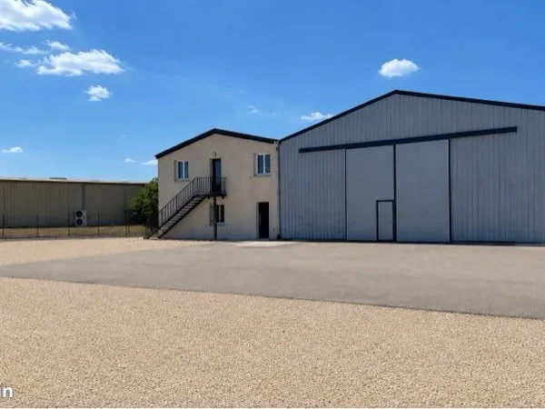 415 m2 . Pierrelatte 26700 Quartier Ferme Baumet