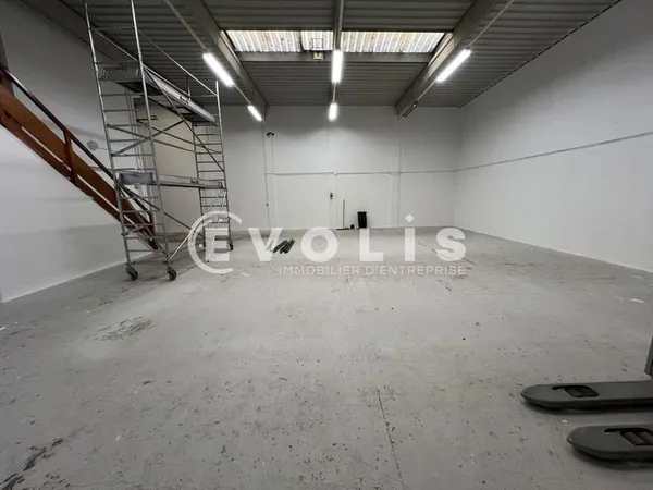 Locaux d'activité - A VENDRE - 300 m² non divisibles