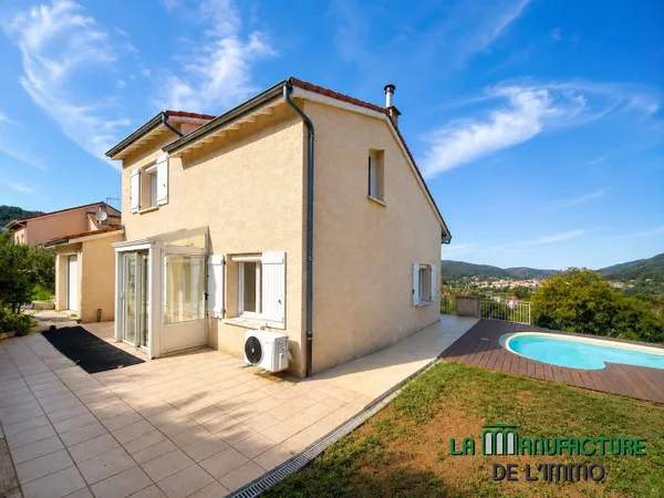 Maison de type F5/F6 avec piscine et belle vue sur terrain d