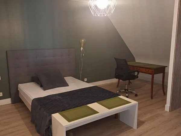 Chambre meublée kaki