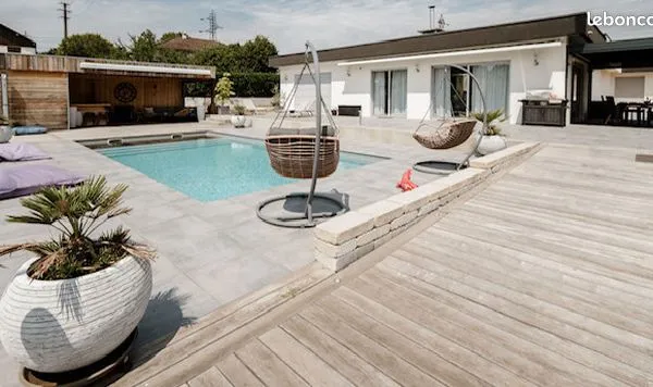 Maison 218 m² avec piscine chauffée et terrain 2 873 m² - Besançon