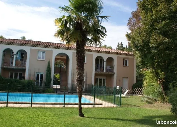 Loue T2 Aix (Quartier Les Platanes) Parking, piscine, balcon