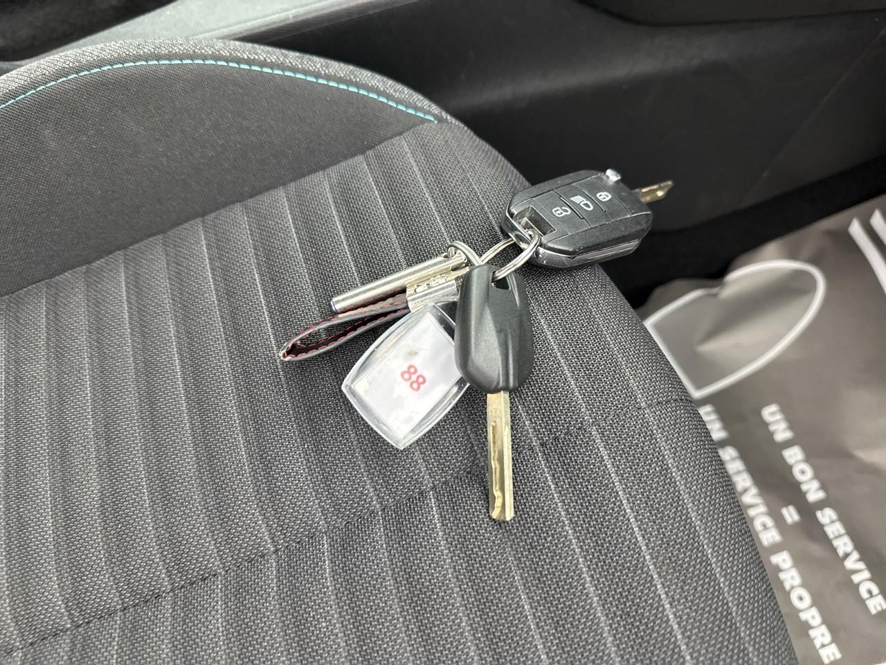 Peugeot 208 puretech 100 s&s bvm6 style — photo 32