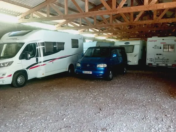 Loue emplacement hivernage/gardiennage camping car, caravane, voiture ancienne