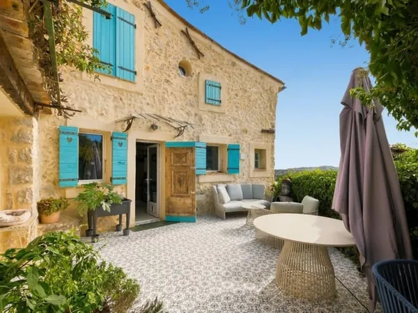 Mougins Maison de village rénovée vue mer jacuzzi garage et parking