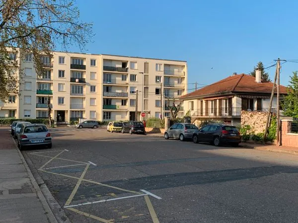 Bel appartement T4 entièrement rénové - 1er étage dans petite résidence Situé 26 boul. Edgar Quinet 