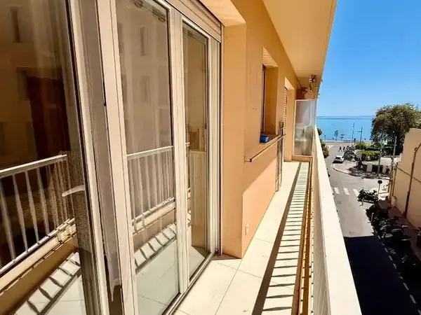 Menton centre - t2 avec balcon vue mer à 2 pas des plages