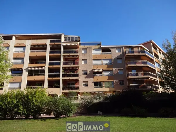 PORT DE HYERES - STUDIO AVEC LOGGIA ET PARKING PRIVATIF