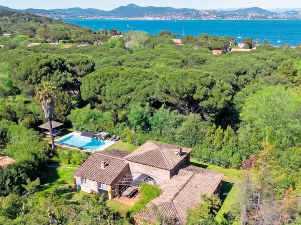 VILLA AVEC PISCINE AU CALME