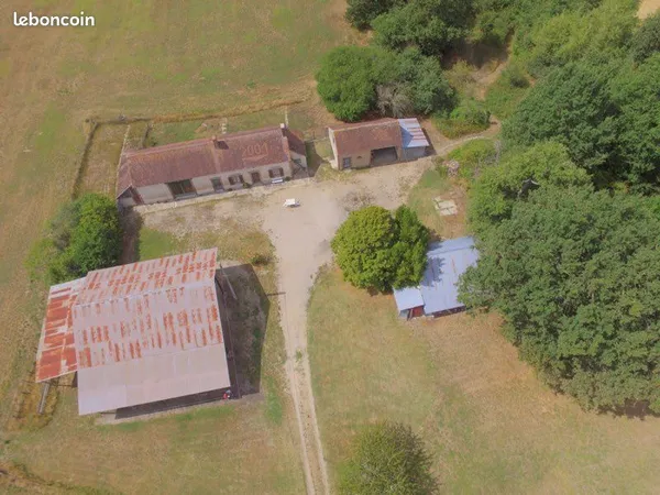 Longère à rénové sur 5 hectares