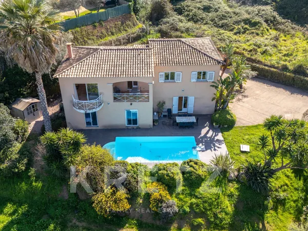 Élégante propriété avec piscine et vue mer au coeur de Porticcio