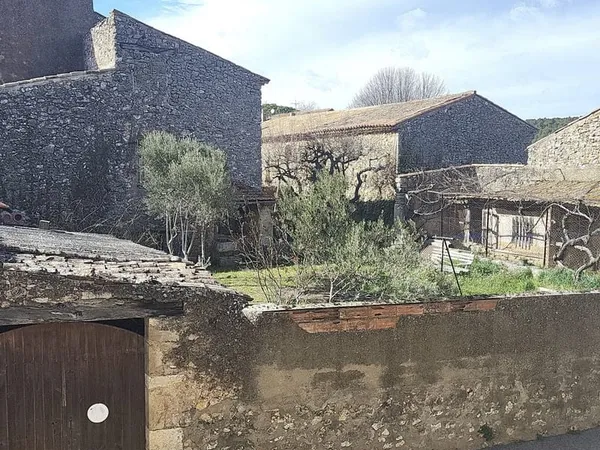 Terrain constructible avec maison en ruine, jardin et dépendances