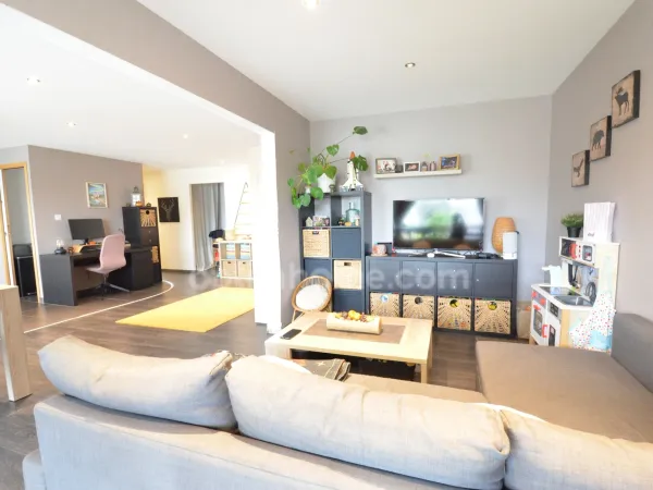 COURNON-D'AUVERGNE - T4 DE 93 m², 2 CHAMBRES, DERNIER ÉTAGE AVEC ASCENSEUR, BALCON, VUE DÉGAGÉE ET P