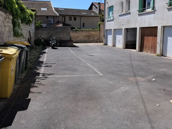 Box garage porte neuve dans residence avec badge