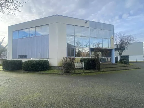 Entrepôt 835 m²