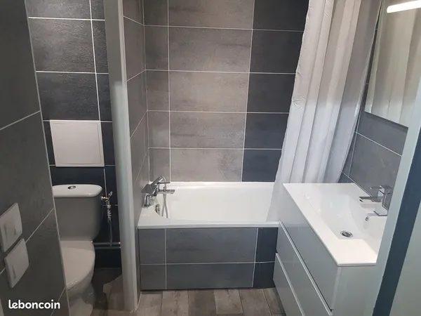 Joli studio LIBRE DE SUITE 20m² meublé+ place de parking sécurisée fermé